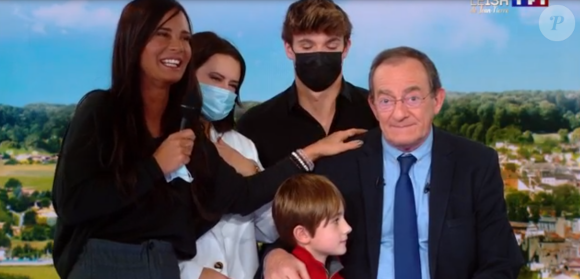 Jean-Pierre Pernaut présente son dernier Journal de 13h sur TF1 après 33 ans de carrière et reçoit la visite surprise de sa femme Nathalie Marquay, leurs deux enfants Lou et Tom et son petit fils Léo