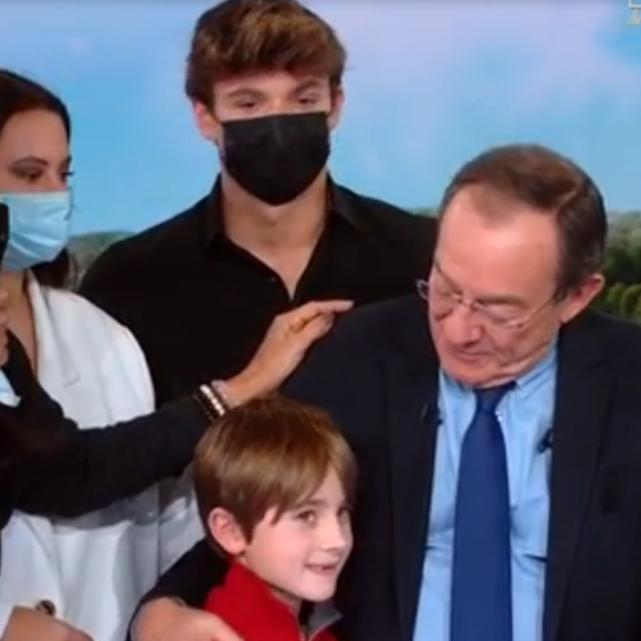 Jean-Pierre Pernaut présente son dernier Journal de 13h sur TF1 après 33 ans de carrière et reçoit la visite surprise de sa femme Nathalie Marquay, leurs deux enfants Lou et Tom et son petit fils Léo