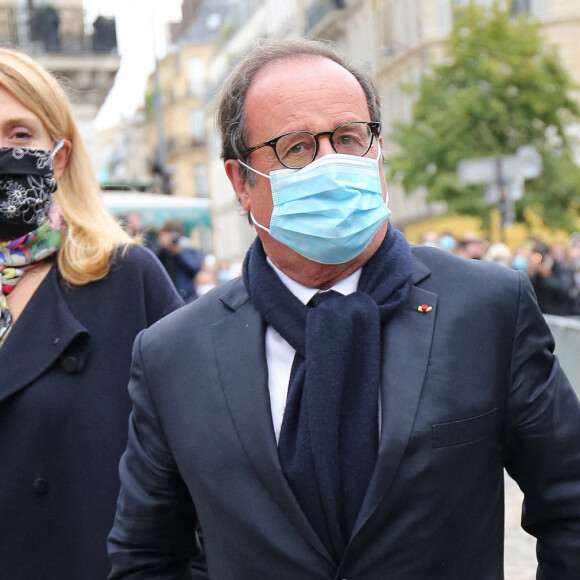 François Hollande et sa compagne Julie Gayet - Arrivées aux obsèques de Juliette Gréco en l'église Saint-Germain-des-Prés. Le 5 octobre 2020 © Jacovides-Moreau / Bestimage 