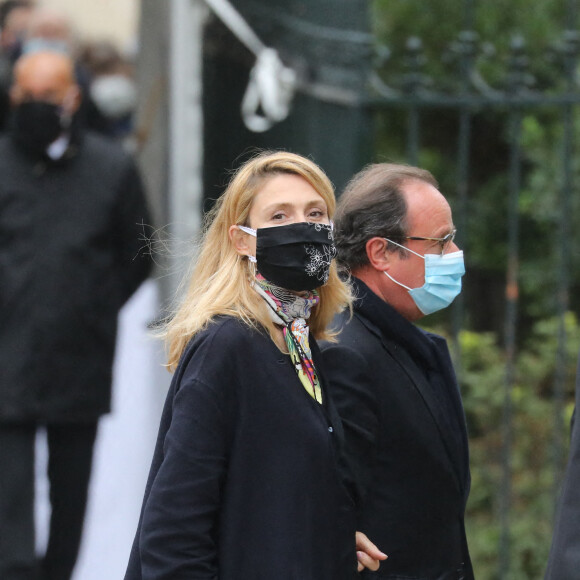 François Hollande et sa compagne Julie Gayet - Arrivées - Les obsèques de Juliette Gréco en l'église Saint-Germain-des-Prés, à Paris le 5 octobre 2020. © JACOVIDES-MOREAU / BESTIMAGE 