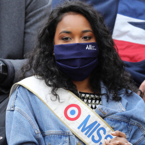 Clémence Botino, Miss France 2020, et une amie lors des Internationaux de France de tennis à Roland Garros. Paris, le 30 Septembre 2020 © Dominique Jacovides / Bestimage