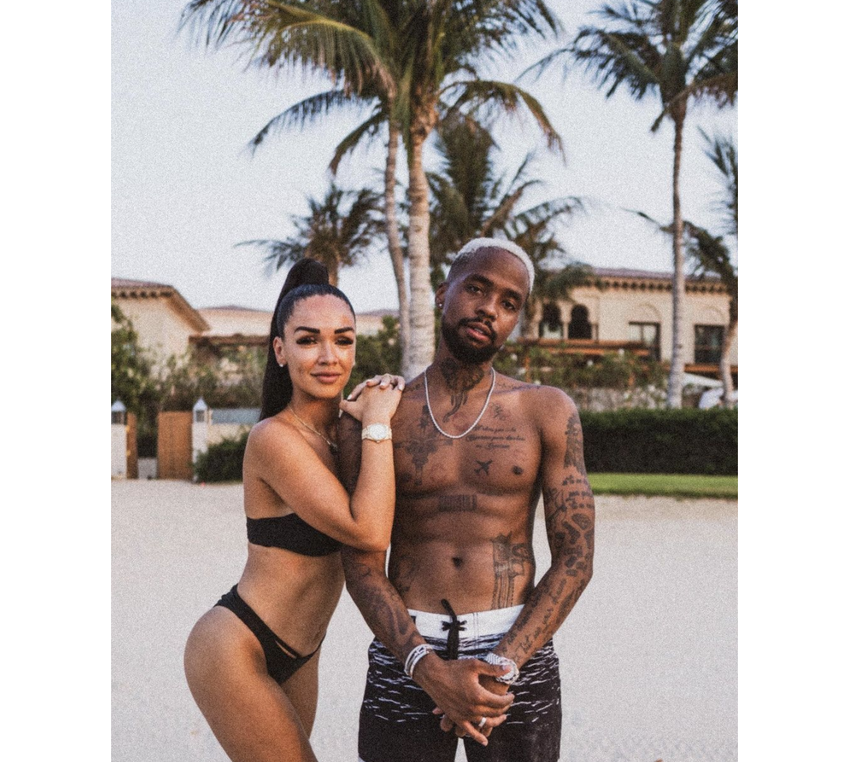 Photo : Jazz et son ami le chanteur SisiK à la plage. - Purepeople