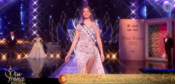 Miss Provence : April Benayoum lors du défilé des 5 finalistes de Miss France 2021 le 19 décembre 2020 sur TF1