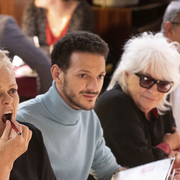 Exclusif - Muriel Robin (dans le rôle de Maud), Vincent Dedienne (dans le rôle de Jean-Claude) - Sketch L'addition - Tournage du film "I love you coiffure" de M.Robin. Le 13 janvier 2020 © Cyril Moreau / Bestimage