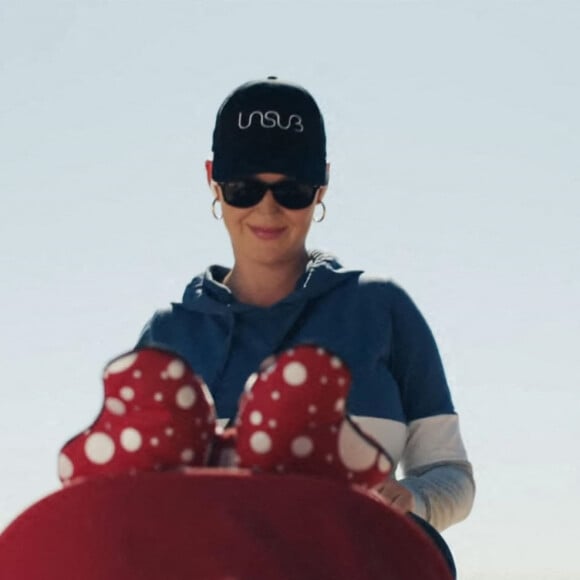 Katy Perry et Zooey Deschanel dans le clip de la chanson "Not The End Of The World".