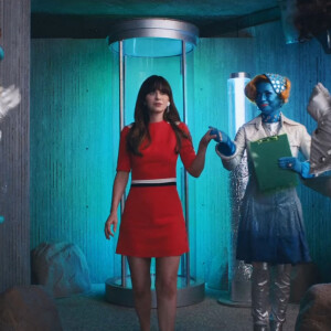 Katy Perry et Zooey Deschanel dans le clip de la chanson "Not The End Of The World".