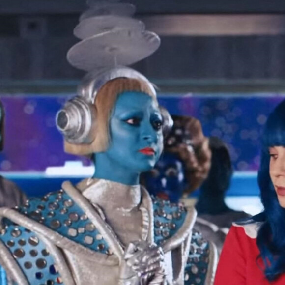 Katy Perry et Zooey Deschanel dans le clip de la chanson "Not The End Of The World".