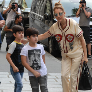 Céline Dion s'est rendue chez l'opticien Meyrowitz avec ses jumeaux Eddy et Nelson pour s'acheter une paire de lunettes de soleil avant de rentrer à l'hôtel Royal Monceau à Paris