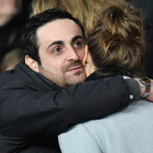 Camille Combal et Ophelie Meunier dans les tribunes du parc des Princes lors du match de football de ligue 1, opposant le Paris Saint-Germain (PSG) contre l'Olympique de Marseille (OM) à Paris, France, le 17 mars 2019. Le PSG a gagné 3-1. 