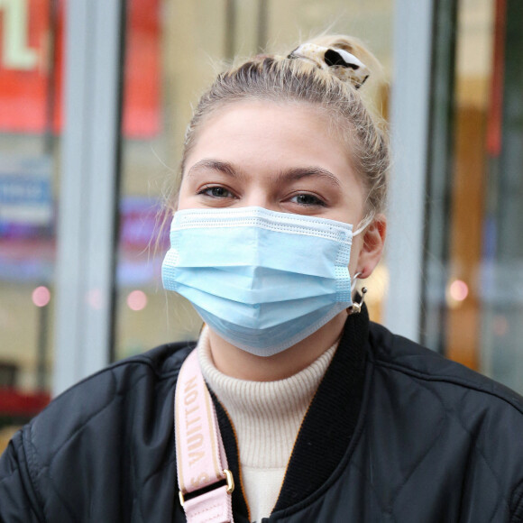 Exclusif - Louane Emera quitte les studios de RTL à Paris le 23 octobre 2020. 