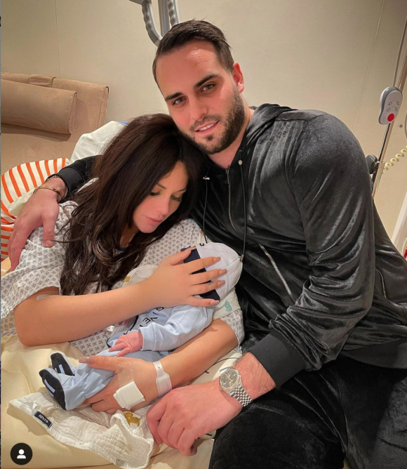 Laura Lempika et Nikola Lozina avec leur fils Zlatan sur Instagram (Décembre 2020).