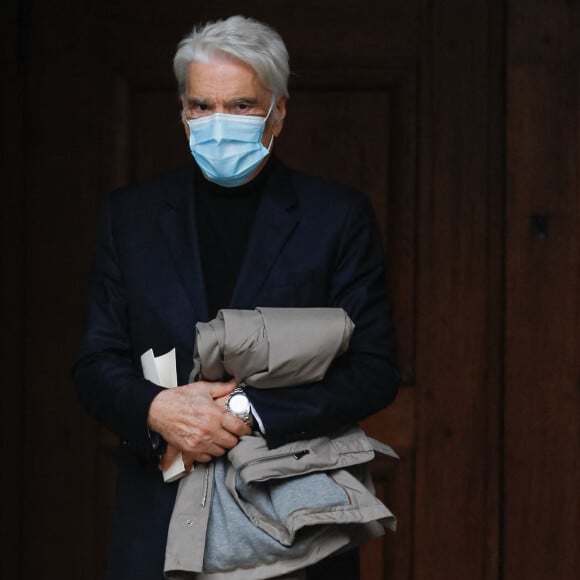 Exclusif - Bernard Tapie, très affaibli a tenu à assister aux obsèques - Sorties des obsèques du chef Gérard Idoux (restaurateur à la tête du Récamier) en l'église de Saint-Germain-des-Prés à Paris, le 08 octobre 2020. © Christophe Clovis / Bestimage