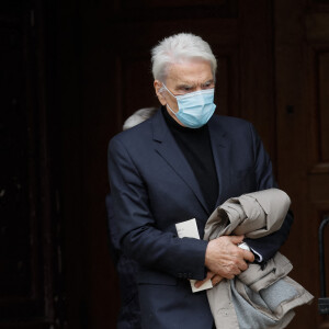 Exclusif - Bernard Tapie, très affaibli a tenu à assister aux obsèques - Sorties des obsèques du chef Gérard Idoux (restaurateur à la tête du Récamier) en l'église de Saint-Germain-des-Prés à Paris, le 08 octobre 2020. © Christophe Clovis / Bestimage