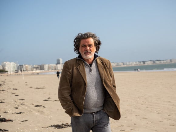 Exclusif - Christophe Barratier pose sur la plage lors du Festival du cinéma et musique de film de la Baule le 11 novembre 2019. © Guillaume Collet/Bestimage