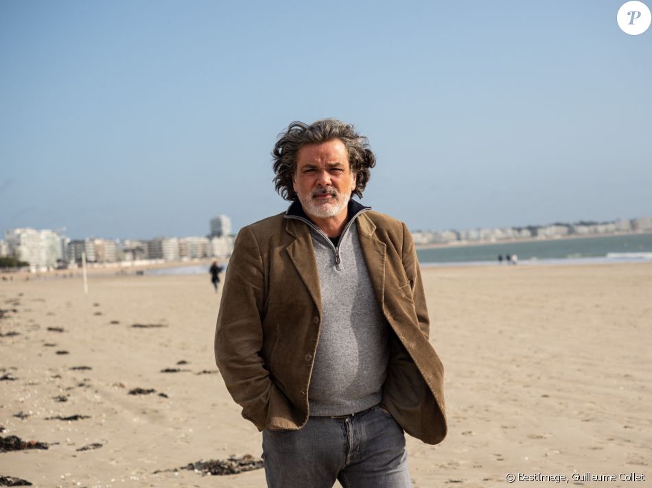 Exclusif - Christophe Barratier pose sur la plage lors du Festival du cinéma et musique de film de la Baule le 11 novembre 2019. © Guillaume Collet/Bestimage