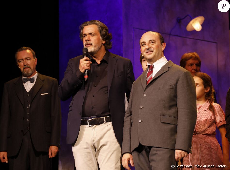 Exclusif - Christophe Barratier, Jean-Louis Barcelona - Le spectacle musical "Les Choristes" remet un chèque de 30 000€ à l'association "Enfance et partage" sur la scène des Folies Bergère à Paris le 16 juin 2017. © Marc Ausset- Lacroix / Bestimage