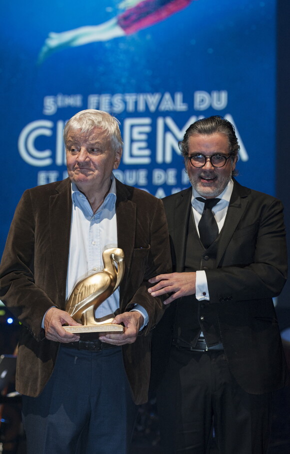 Exclusif - Jacques Perrin avec son prix et Christophe Barratier - 5ème édition du Festival du cinéma de La Baule, France, le 10 novembre 2018. © Rachid Bellak/Bestimage 