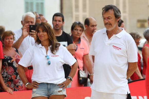 Jean-Luc Reichmann et sa femme Nathalie lors du trophée de pétanque "Sénéquier 209" sur la place des Lices à Saint-Tropez, Côte d'Azur, France, le 22 août 2019.