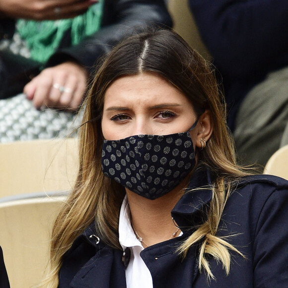 L'animatrice et ancienne Miss France 2015, Camille Cerf assiste au tournoi de tennis de Roland Garros à Paris, le 6 octobre 2020. Elle porte un masque de protection en raison de l'épidémie de coronavirus (Covid-19).