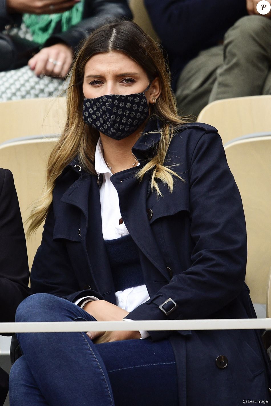 L'animatrice et ancienne Miss France 2015, Camille Cerf assiste au tournoi de tennis de Roland Garros à Paris, le 6 octobre 2020. Elle porte un masque de protection en raison de l'épidémie de coronavirus (Covid-19).
