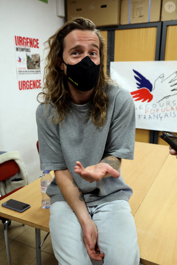 Exclusif - Julien Doré, après avoir lancé une tombola au profit des sinistrés de la tempête Alex qui a frappé les Alpes-Maritimes, fait un point presse au siège du Secours Populaire 06 à Nice le 23 novembre 2020. © Eric Ottino / Nice Matin / Bestimage 