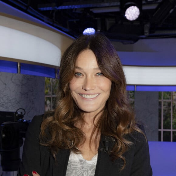 Exclusif - Carla Bruni-Sarkozy - Enregistrement de l'émission Clique, présentée par Mouloud Achour, et diffusée sur Canal Plus dimanche 18 Octobre 2020, avec pour invité Carla Bruni-Sarkozy, et la présence du nouveau chroniqueur Oxmo Puccino  © Jack Tribeca / Bestimage 