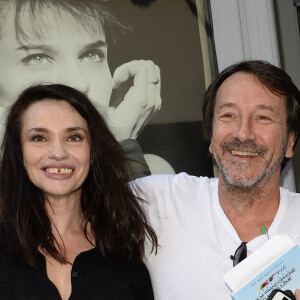Béatrice Dalle et Jean-Hugues Anglade visitant l'exposition "Béatrice Dalle par Rémi Loca" lors du 8ème Festival du Film Francophone d'Angoulême, le 29 août 2015. 