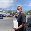 Exclusif - Thomas Markle Junior, le demi-frère de M. Markle, offre des masques aux clients d'une épicerie d'Albuquerque. Le 24 mai 2020.