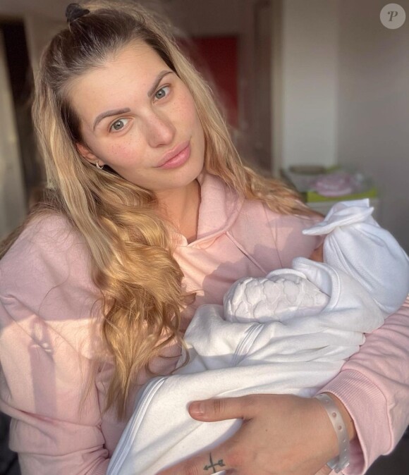 Ludivine Birker pose avec sa fille dans les bras, le 20 février 2021