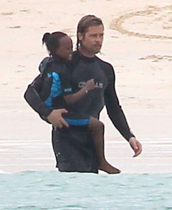Brad Pitt et sa fille Zahara aux îles Zalapagos, en 2012.