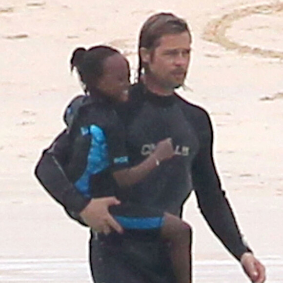 Brad Pitt et sa fille Zahara aux îles Zalapagos, en 2012.