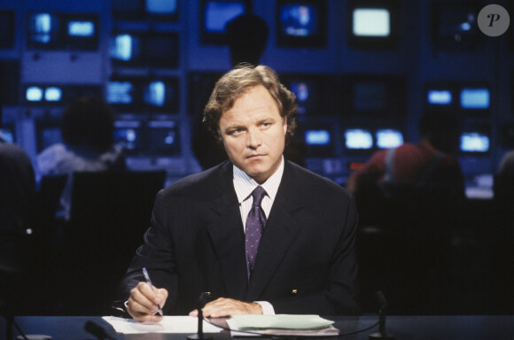 Archives - En France, à Paris, Guillaume Durand à l'occasion de son dernier journal télévisé sur la cinq en juillet 1991.