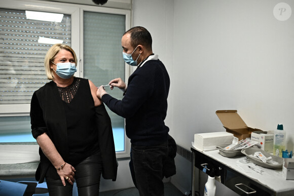 Marina Carrère d'Encausse se fait vacciner contre la COVID-19 (coronavirus) pour "donner l'exemple" à la Maison Médicale de Garde de l'hôpital Robert Ballanger à Aulnay-sous-Bois le 6 janvier 2021. © Eliot Blondet / Pool / Bestimage