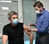 Michel Cymes se fait vacciner contre la COVID-19 (coronavirus) pour "donner l'exemple" à la Maison Médicale de Garde de l'hôpital Robert Ballanger à Aulnay-sous-Bois le 6 janvier 2021. © Eliot Blondet / Pool / Bestimage