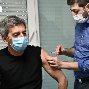 Michel Cymes se fait vacciner contre la COVID-19 (coronavirus) pour "donner l'exemple" à la Maison Médicale de Garde de l'hôpital Robert Ballanger à Aulnay-sous-Bois le 6 janvier 2021. © Eliot Blondet / Pool / Bestimage