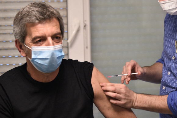 Michel Cymes se fait vacciner contre la COVID-19 (coronavirus) pour "donner l'exemple" à la Maison Médicale de Garde de l'hôpital Robert Ballanger à Aulnay-sous-Bois le 6 janvier 2021. © Eliot Blondet / Pool / Bestimage