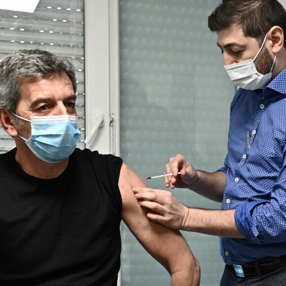 Michel Cymes se fait vacciner contre la COVID-19 (coronavirus) pour "donner l'exemple" à la Maison Médicale de Garde de l'hôpital Robert Ballanger à Aulnay-sous-Bois le 6 janvier 2021. © Eliot Blondet / Pool / Bestimage