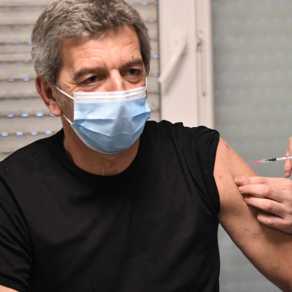 Michel Cymes se fait vacciner contre la COVID-19 (coronavirus) pour "donner l'exemple" à la Maison Médicale de Garde de l'hôpital Robert Ballanger à Aulnay-sous-Bois le 6 janvier 2021. © Eliot Blondet / Pool / Bestimage