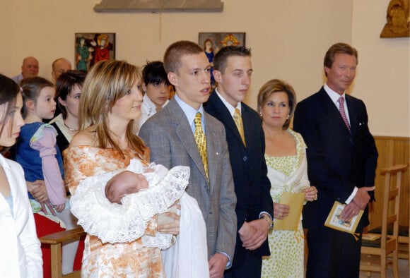 La princesse Tessy Antony et le prince Louis de Luxembourg lors du baptême de leur fils, le prince Gabriel, en l'église de Gilsdorf, en 2006.