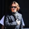 Johnny Depp, souriant, arrive à la cour royale de justice à Londres, pour le procès en diffamation contre le magazine The Sun Newspaper.