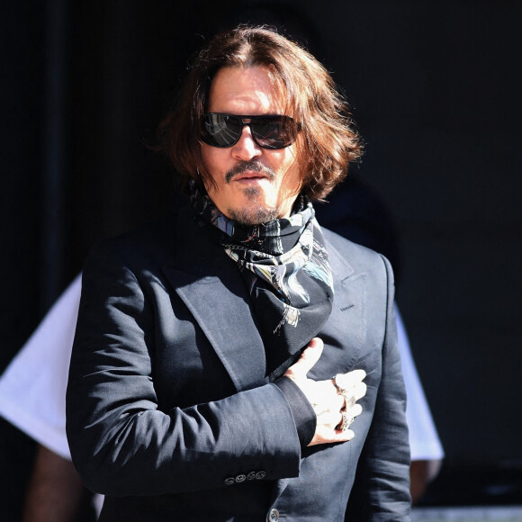 Johnny Depp, souriant, arrive à la cour royale de justice à Londres, pour le procès en diffamation contre le magazine The Sun Newspaper.