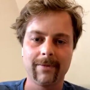 Martin Bazin de "Koh-Lanta" avec une moustache lors d'un live avec Denis Brogniart, le 16 avril 2020, sur Instagram