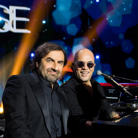 André Manoukian et Pascal Obispo - Enregistrement de l'émission "Fête de la chanson française" à l'Olympia à Paris, qui sera diffusée le 9 janvier sur France 2. © Tiziano Da Silva - Cyril Moreau / Bestimage