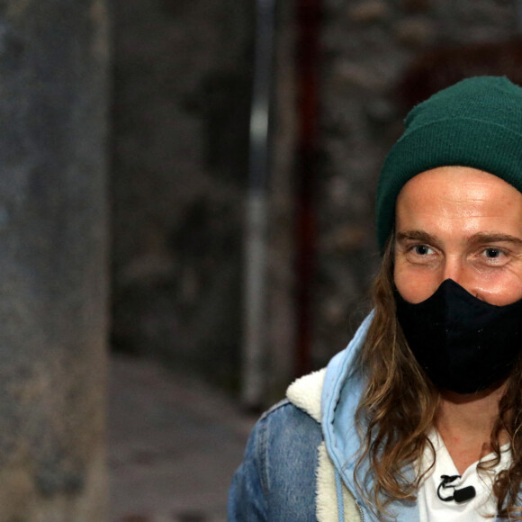 Exclusif - Le chanteur Julien Doré à la rencontre des sinistrés avec des bénévoles du Secours populaire dans la Vésubie suite au passage de la tempête Alex, à Saint-Martin-Vésubie, France, le 21 novembre 2020.  © Jean-François Ottonello/Nice Matin/Bestimage