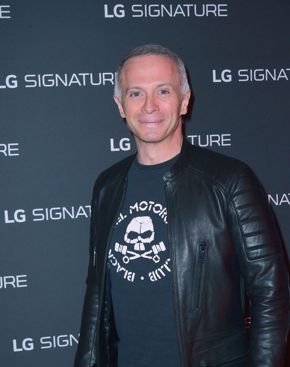 Samuel Etienne - A travers la création d'une galerie d'art éphémère "The Art of Essence" en plein coeur du Paris du Design et des Arts, la marque LG dévoile sa ligne haute-couture LG Signature au Café Beaubourg et sur le parvis du Centre Georges Pompidou à Paris. Le 30 novembre 2016 © Giancarlo Gorassini / Bestimage