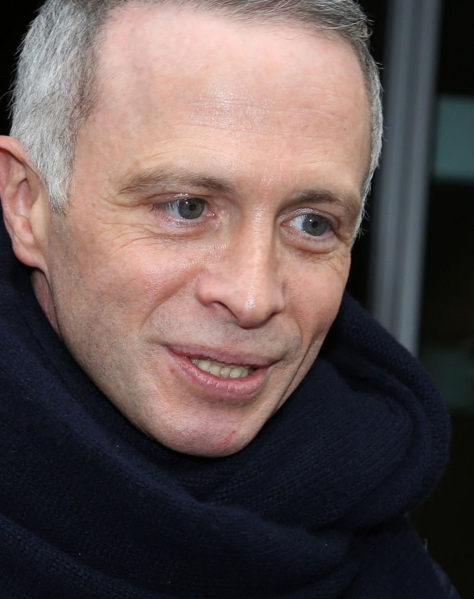 Exclusif - Samuel Étienne (qui présente dorénavant "Questions pour un Champion") dans les rues de Paris le 22 Février 2016