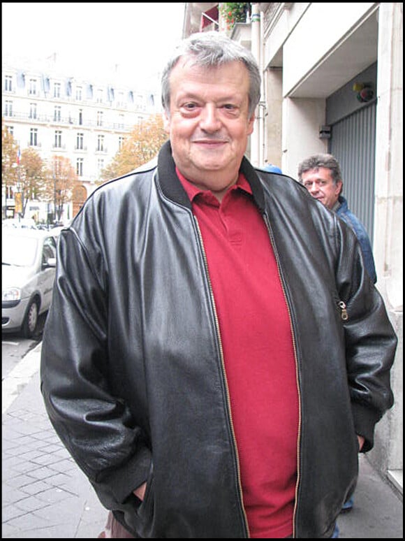 Guy Carlier dans les rues de Paris.