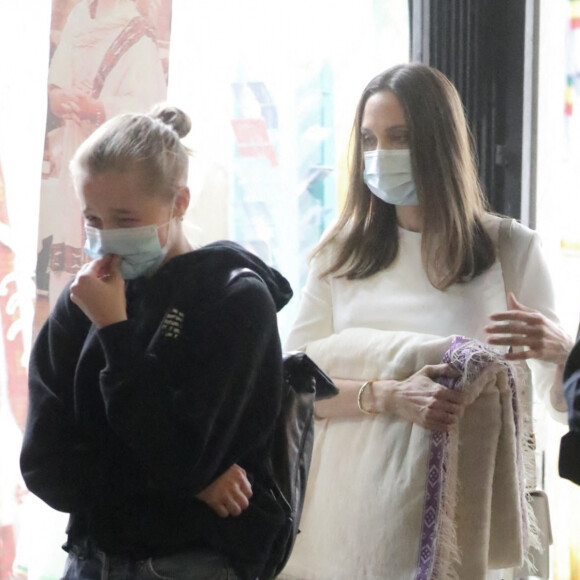 Angelina Jolie est allée faire du shopping chez Ethiopian Design avec ses filles Zahara et Shiloh à Los Angeles. Le 8 janvier 2021.