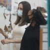 Angelina Jolie est allée faire du shopping chez Ethiopian Design avec ses filles Zahara et Shiloh à Los Angeles.