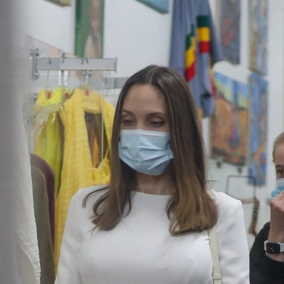 Angelina Jolie est allée faire du shopping chez Ethiopian Design avec ses filles Zahara et Shiloh à Los Angeles. Le 8 janvier 2021.
